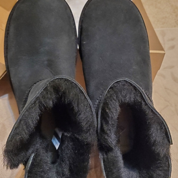 UGG Bailey Zip Mini Boot - Picture 1 of 6
